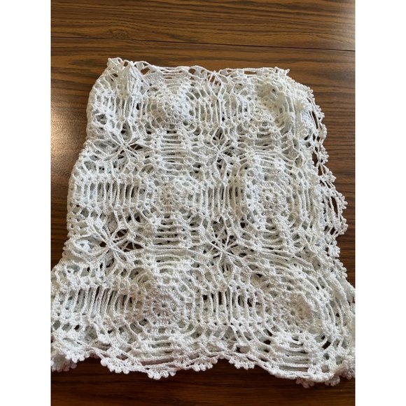 White crocheted table dresser scarf - Picture 5 of 5